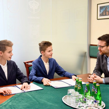 Mistrzowie i medaliści w Starostwie. Wizyta utalentowanych tenisistów 