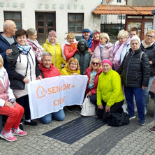 Seniorzy wypoczywają nad morzem. Aktywny i miły czas 