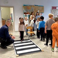 Dzielnicowy uczył najmłodszych, jak być bezpiecznym na drodze