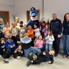 Policyjna lekcja bezpieczeństwa dla uczniów ze szkoły w Łochowie