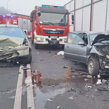 Zderzenie dwóch osobówek. Zablokowana droga sewisowa